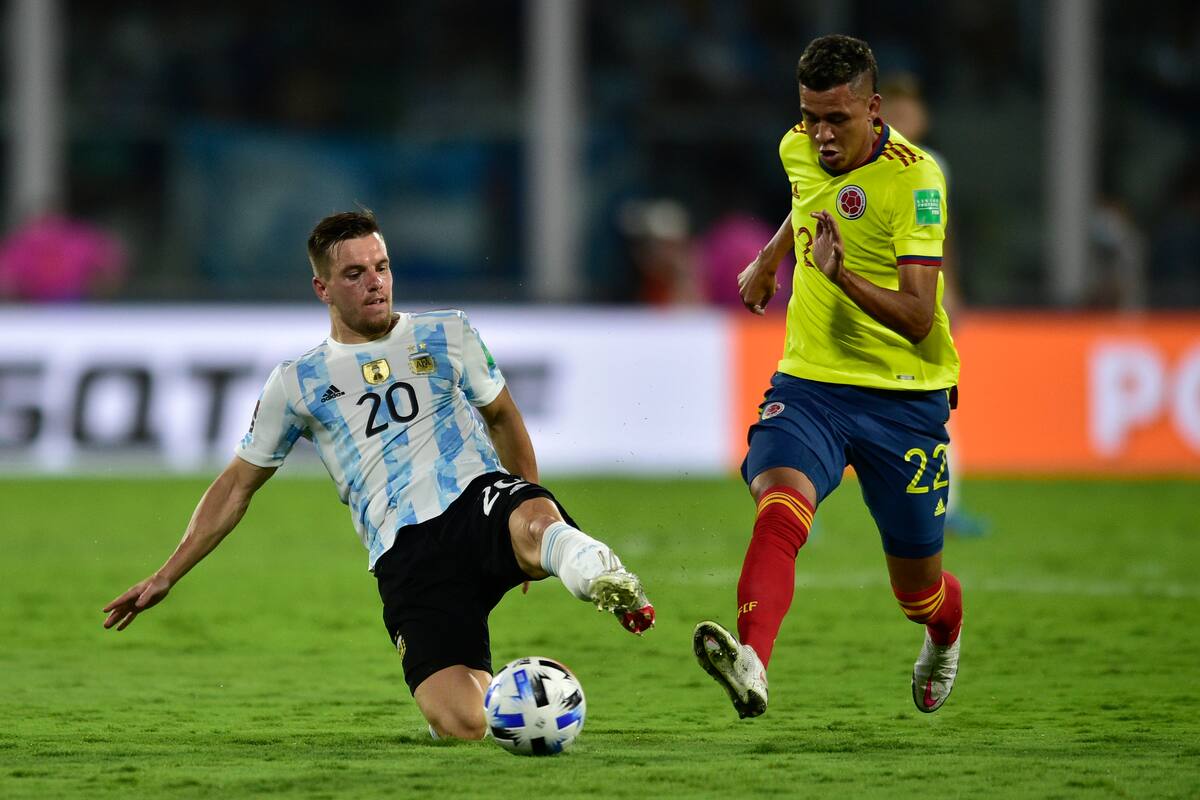 Giovani Lo Celso se sacrifica para recuperar la pelota ante Victor Cantillo