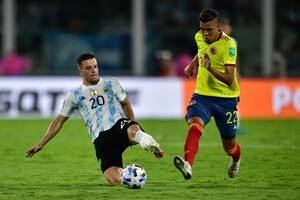 Giovani Lo Celso se sacrifica para recuperar la pelota ante Victor Cantillo
