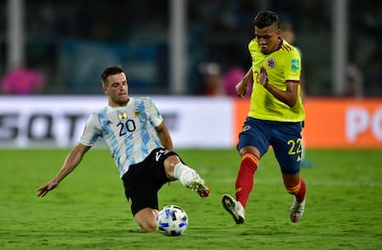 Giovani Lo Celso se sacrifica para recuperar la pelota ante Victor Cantillo