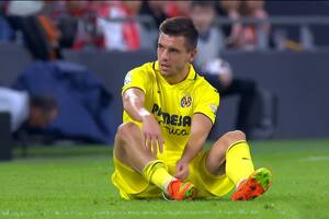 Giovani lo Celso se toma su pierna derecha, lesionada durante el partido ante Athletic Bilbao, por LaLiga; se pensaba en un desgarro, pero los estudios develaron que es un desprendimiento muscular