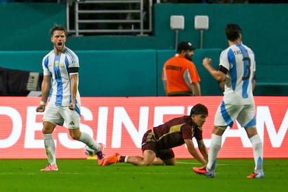 Giovani Lo Celso y un festejo de selección, el año pasado, ante Venezuela, en un amistoso en Miami (Photo by Chandan Khanna / AFP)
