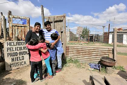 Giovanna y Freddy, los papás de Mónica Garnica, en la puerta de su casa con sus tres nietos (hoy tienen 9, 5 y 4 años); y una de sus hijas, de 7. Freddy trabaja haciendo changas. "Nosotros luchamos y damos todo lo que podemos, pero no alcanza. Muchas veces no tenemos para comer y ellos son chiq