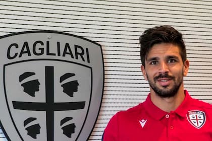 Gio Simeone en Cagliari, su club en la Serie A. Allí llegó a los 50 goles y espera algún día pegar el salto a la Premier o a LaLiga, de España.