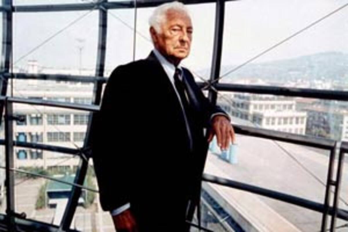 Giovanni Agnelli, en una foto de marzo de 1999, en una de las fábricas de Fiat