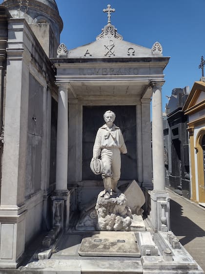 Giovanni Battista Villa realizó el monumento en la bóveda que los Roverano tuvieron en la Recoleta. Representa a un inimgrante.