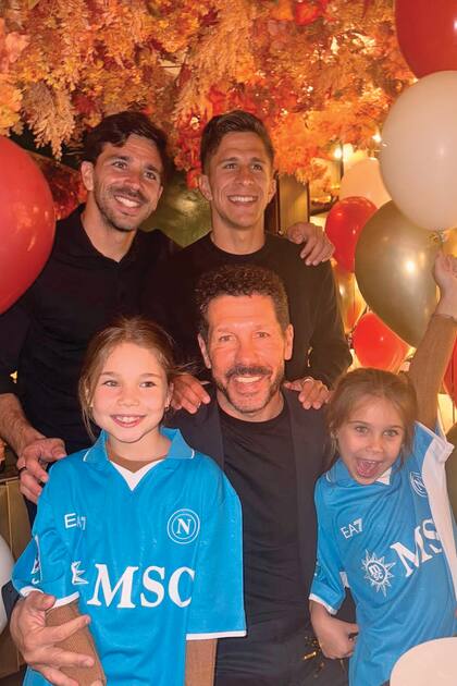 Giovanni, Giuliano, Francesca, Diego y Valentina. Las más chicas de
la familia se dejaron las camisetas del Napoli que llevaron durante
el partido de su hermano.
