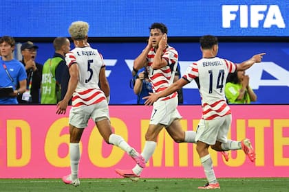 Giovanni Reyna (7) selló el 4-1 de Estados Unidos sobre Paraguay con una definición a pura clase