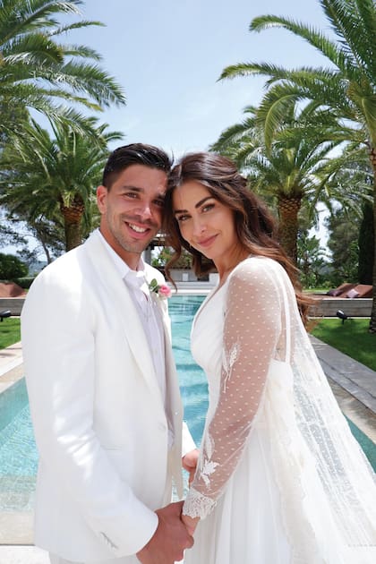 Giovanni Simeone compartió con ¡Hola! el álbum de su boda en Ibiza con la modelo italiana Guilia Coppini. “Todo salió mejor de lo esperado. De verdad, fue mágica”, dijo el hijo de "Cholo" Simeone tras la ceremonia, a la que sólo asistieron 35 personas.