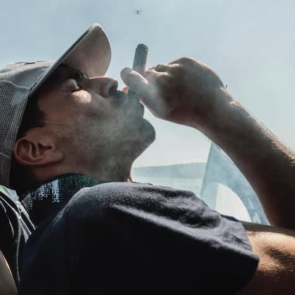 Giovanni Simeone con un habano le dedicó el festejo a Diego Maradona