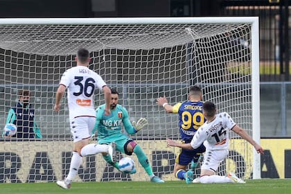 Giovanni Simeone convierte su gol durante el partido de Serie A de Italia que disputaron Verona y Genoa
