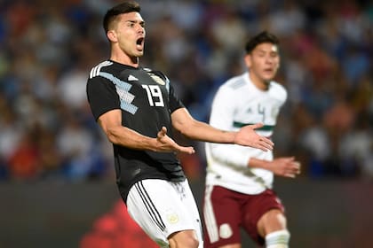 Giovanni Simeone de Argentina reacciona durante un partido amistoso entre Argentina y México en el Estadio Malvinas Argentinas el 20 de noviembre de 2018