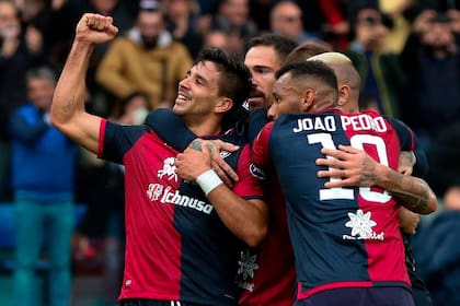 Giovanni Simeone celebra con la camiseta de Cagliari: en el equipo de Cerdeña llegó a los 50 tantos en la Serie A. Sin embargo, su equipo pelea en la zona baja por no descender. Y con el cambio de entrenador (Semplici reemplazó a Di Francesco) la producción del delantero argentino decreció.