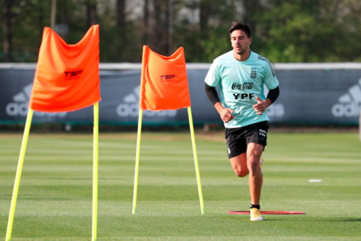 Giovanni Simeone durante el entrenamiento de la selección nacional