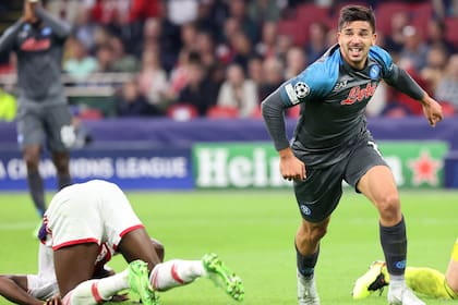 Giovanni Simeone festeja su gol en el impresionante 6-1 de Napoli a Ajax en la Champions League; el conjunto italiano arrolla en Europa y en la Serie A.