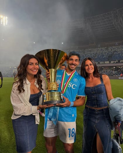 Giovanni Simeone junto a Giulia Coppini y Carolina Baldini, su esposa y madre
