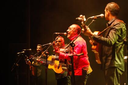 Chico Castillo, el vocalista que canta los clásicos de Gipsy Kings en clave rumbera