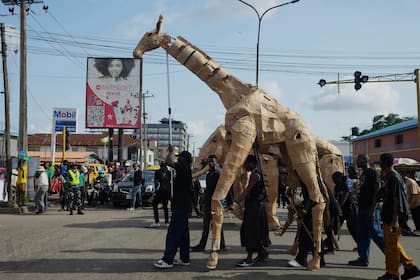 Gira teatral de animales de cartón en Nigeria busca crear conciencia sobre el cambio climático