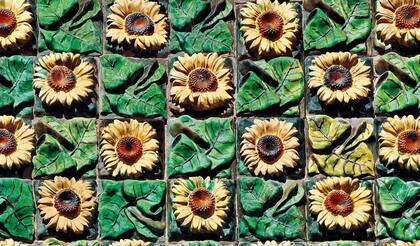 Girasoles protagonistas en el detalle decorativo de la fachada principal.