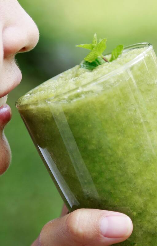 Tomar un vaso de jugo de apio por día es fundamental para evitar la osteoporosis y la artritis