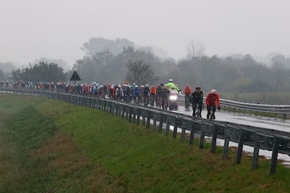 El frío del otoño, una estación inusual para el Giro de Italia, dio lugar a la protesta de los ciclistas, que consiguieron una abreviación de 133 kilómetros en la etapa del viernes; sin embargo, el director de la carrera prometió "consecuencias".