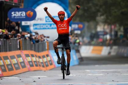 El checo Josef Cerny escapó, conservó la ventaja y ganó con holgura el antepenúltimo segmento; el pelotón llegó 11 minutos más tarde.