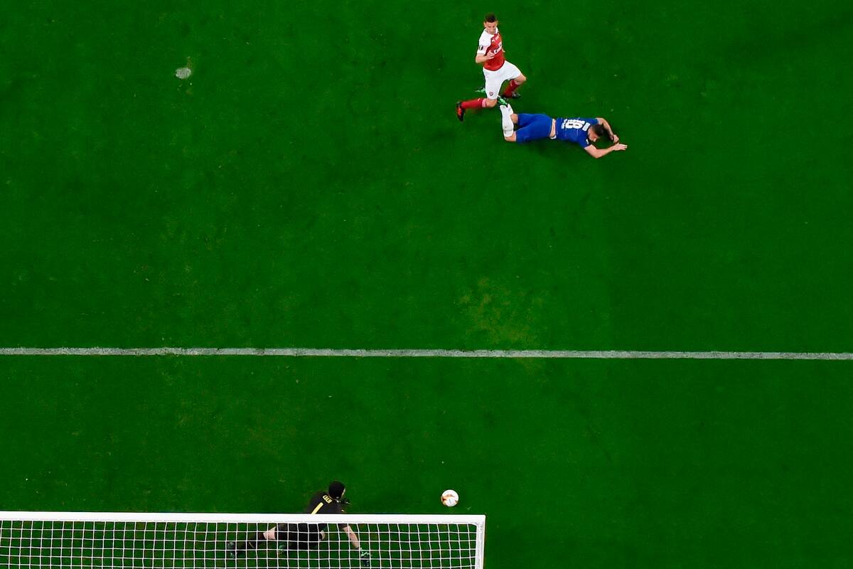 Giroud y su anticipo goleador: fue el tanto que le dio la ventaja inicial a Chlesea sobre Arsenal.