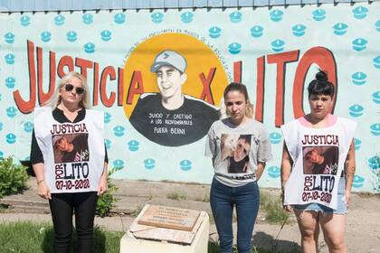 Gisel (madre), Daiana Rodríguez (hermana) y Sofía Sosa, la pareja de Néstor "Lito" Costilla, en el lugar donde el joven repartidor murió en octubre de 2020. La policía les dijo que había tenido un accidente con la moto, pero luego se supo que había sido perseguido por agentes en Tolosa