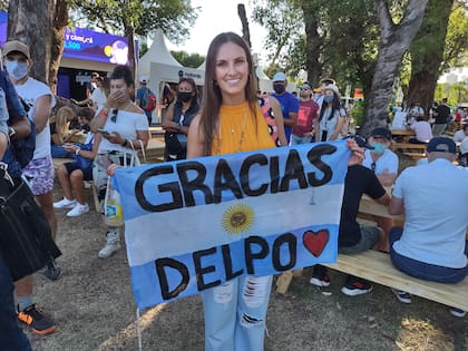 Gisela acompaña a Del Potro en el Buenos Aires Lawn Tennis Club con una bandera de agradecimiento a la Torre de Tandil