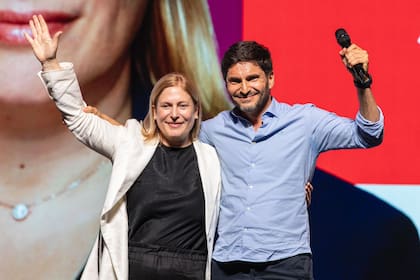 Gisela Scaglia, presidenta del interbloque Unidos, junto con el gobernador de Santa Fe, Maximiliano Pullaro