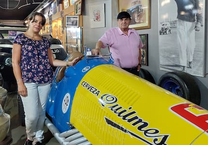 Gisela y Luis Spadafora junto a la recreación del famoso Alfa 308 de Oscar Gálvez