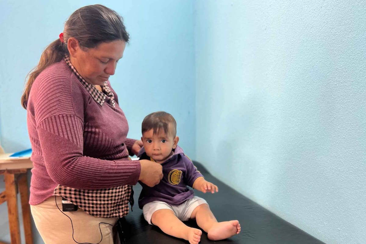 Gisela Zelaya desviste a su hijo Josías de 10 meses para que lo pesen