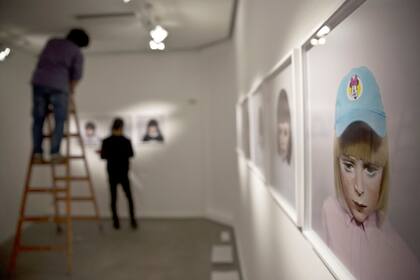 Montaje de los cuarenta retratos de muñecos realizados por Gisèle Vienne