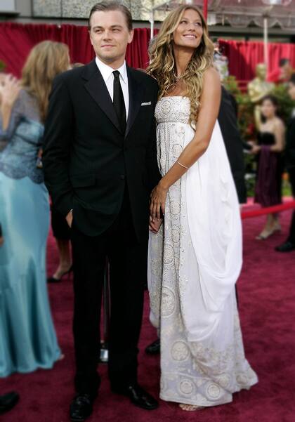 Probablemente solo Gisele Bündchen pudo lucir un vestido con las características de este traje blanco de Dior con corte imperio y hacerlo funcionar; para coronar un 2005 exitoso, la entonces pareja de Leonardo Di Caprio fue la inspiración de todas las novias de ese año