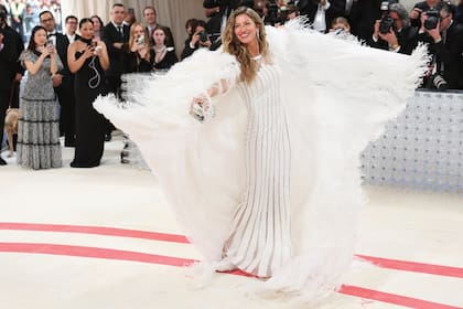 Gisele Bündchen con un fabuloso vestido de alta costura de la colección primavera-verano 2007 de Chanel, complementado con una capa de plumas.
