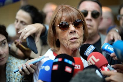 Gisele Pelicot habla con los medios de comunicación al salir del tribunal de Aviñón, en el sur de Francia, el 5 de septiembre de 2024. (AP Foto/Lewis Joly)