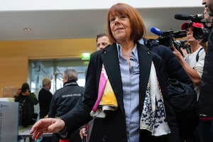 Gisèle Pelicot, que fue drogada por su ahora exmarido para que él y otras personas pudieran agredirla, llega al juzgado con una bufanda estampada con ilustraciones de Mulyatingki Marneymartu, pintora indígena martu, en Aviñón, sur de Francia, el 19 de diciembre de 2024. (AP foto/Lewis Joly, archivo)