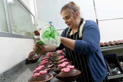Giselle decora los huevos con paciencia