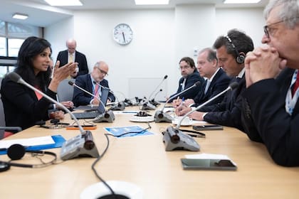 Gita Gopinath con Massa y su equipo el mes pasado en Washington.