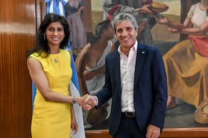 Gita Gopinath junto a Luis Caputo