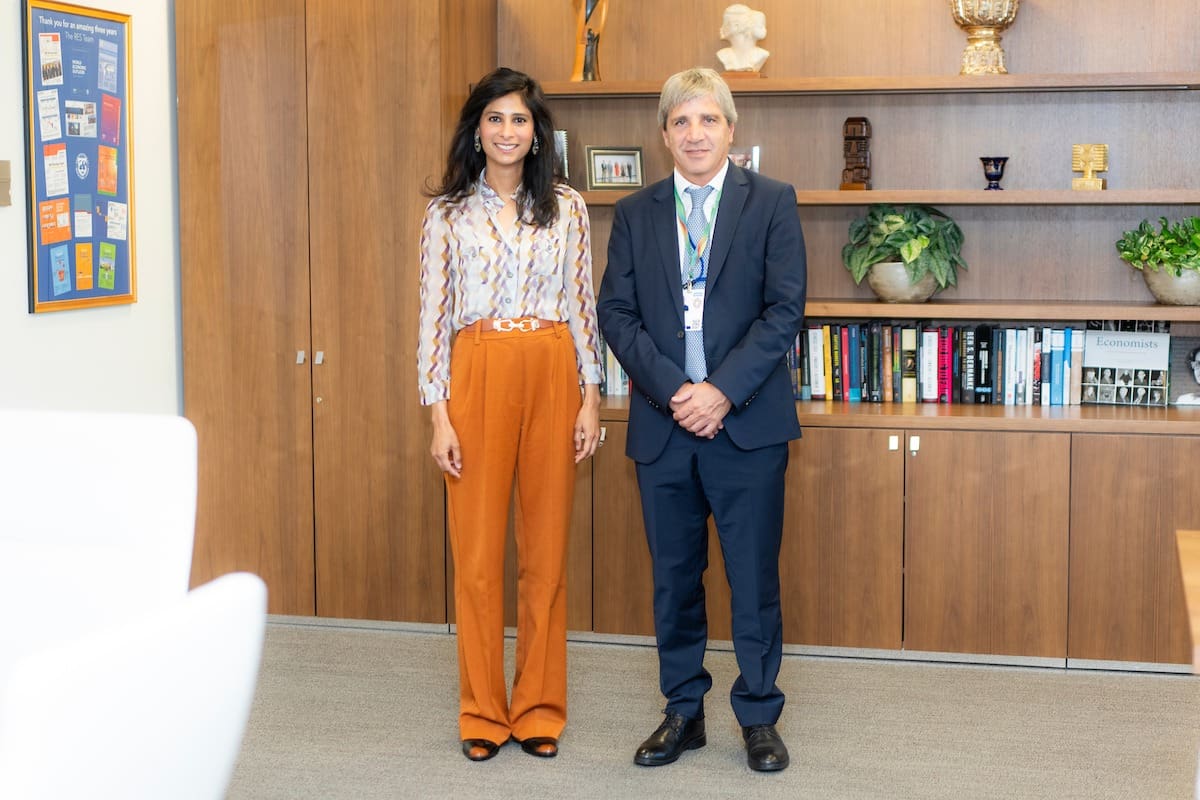 Gita Gopinath y Luis Caputo en una reunión que mantuvieron en 2024