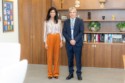Gita Gopinath y Luis Caputo en una reunión que mantuvieron en 2024