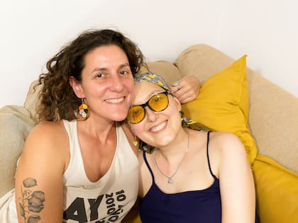 Giulia con una de sus queridas hermanas