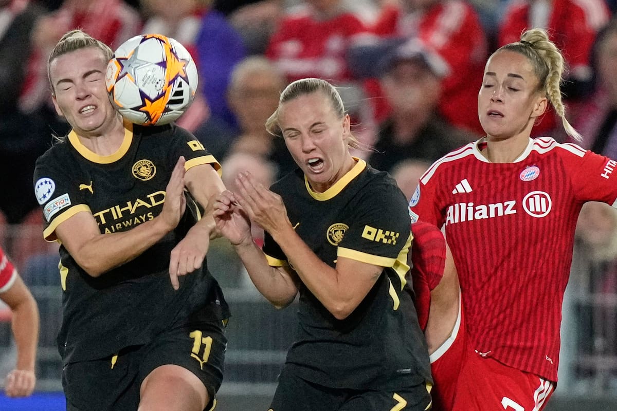 Giulia Gwinn (derecha) del Bayern Múnich pugna un balón con Beth Mead y Lauren Hemp del Manchester C
