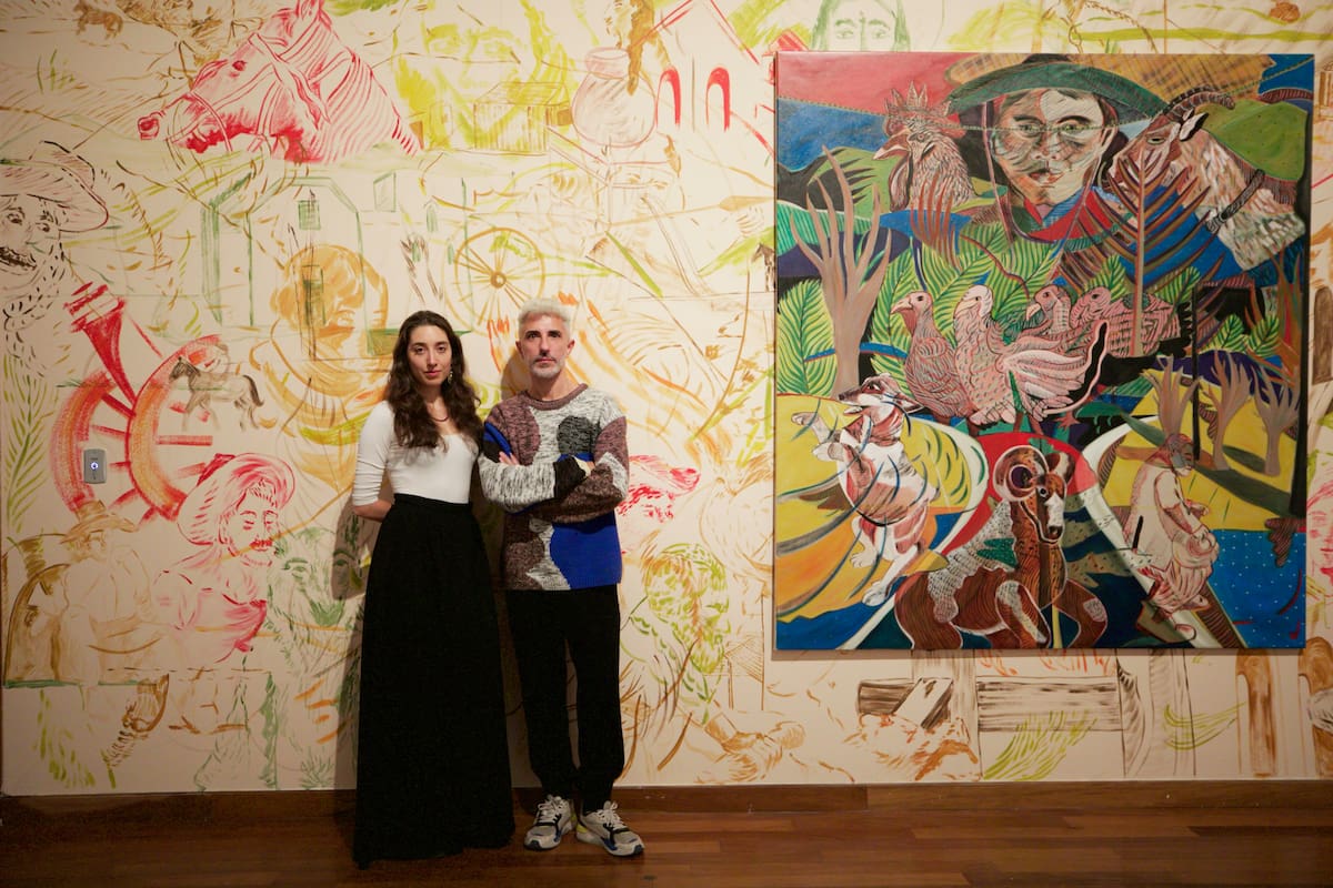 Giulia Mangoni, artista italiana y brasilera, y Damiano Gullí, curador de la muestra que reúne a 27 jóvenes pintores italianos