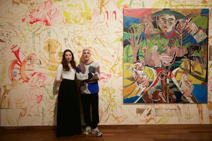 Giulia Mangoni, artista italiana y brasilera, y Damiano Gullí, curador de la muestra que reúne a 27 jóvenes pintores italianos