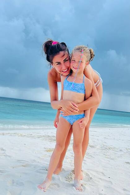 Giulia posa sonriente con Francesca.
