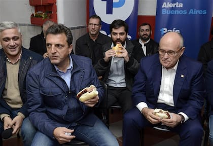 La red de relaciones de Massa en EE.UU. tiene un punto alto en Rudolph Giuliani, que hasta llegó a conocer el Centro de Operaciones de Tigre. El exalcalde de Nueva York probó el choripán en La Matanza.