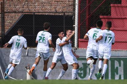Giuliano Galoppo (8) festeja su gol, el que le dio el triunfo a Banfield ante Patronato, en Paraná, por la 9° fecha de la Copa de la Liga 2022