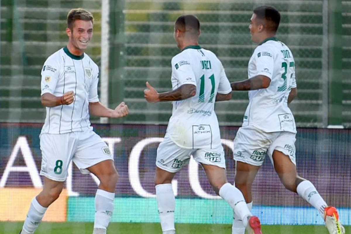 Giuliano Galoppo festeja su primer gol durante el 2-2 entre Sarmiento y Banfield, en Junín