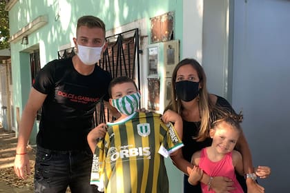 Giuliano Galoppo sorprende a un pequeño hincha y socio de Banfield con un regalo muy apreciado: una camiseta con su nombre y su número (8), celebratoria del 125º aniversario del club.